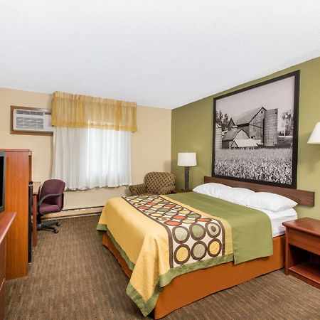 Super 8 By Wyndham Fairmont Hotel Bagian luar foto