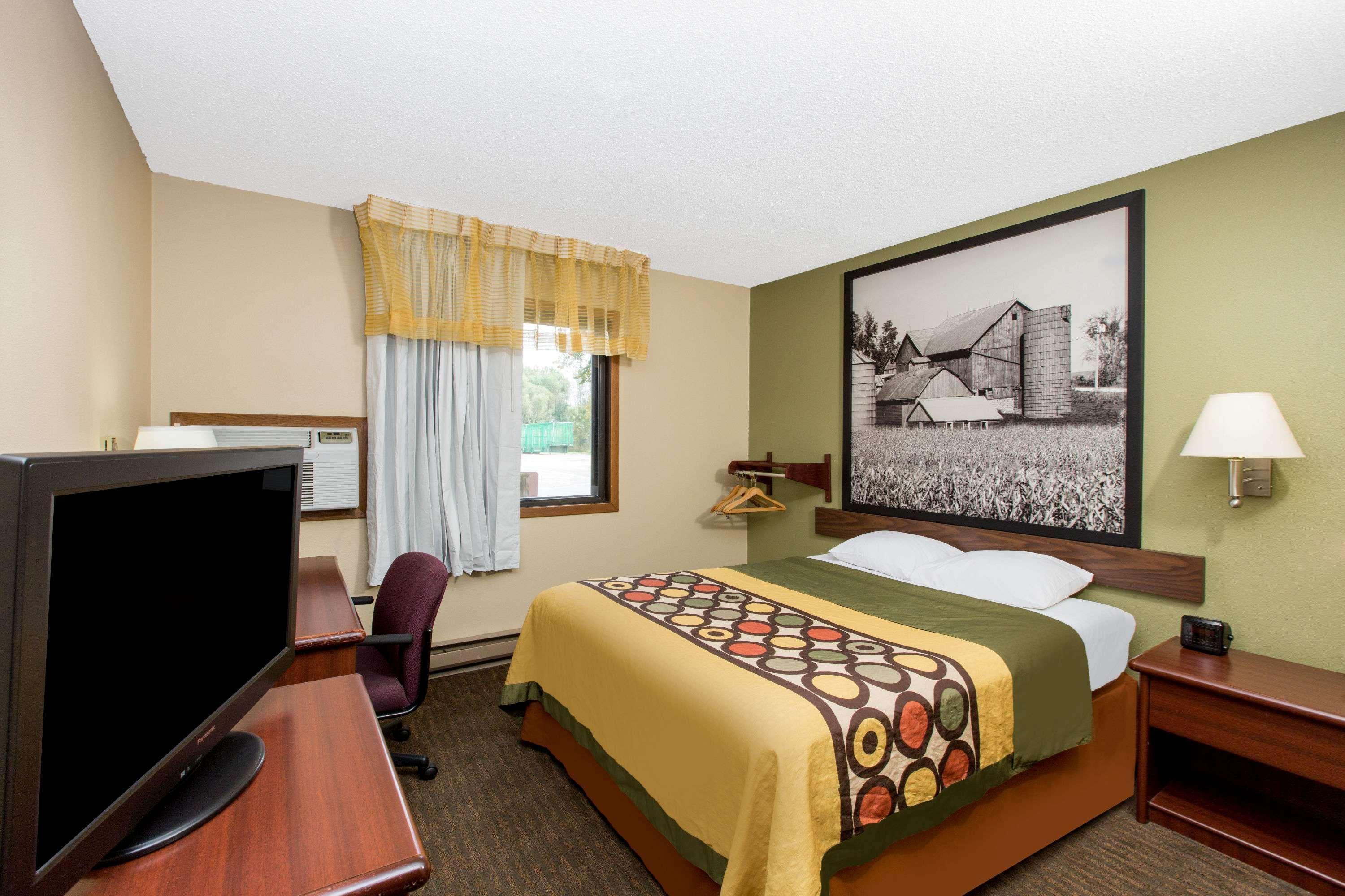 Super 8 By Wyndham Fairmont Hotel Bagian luar foto