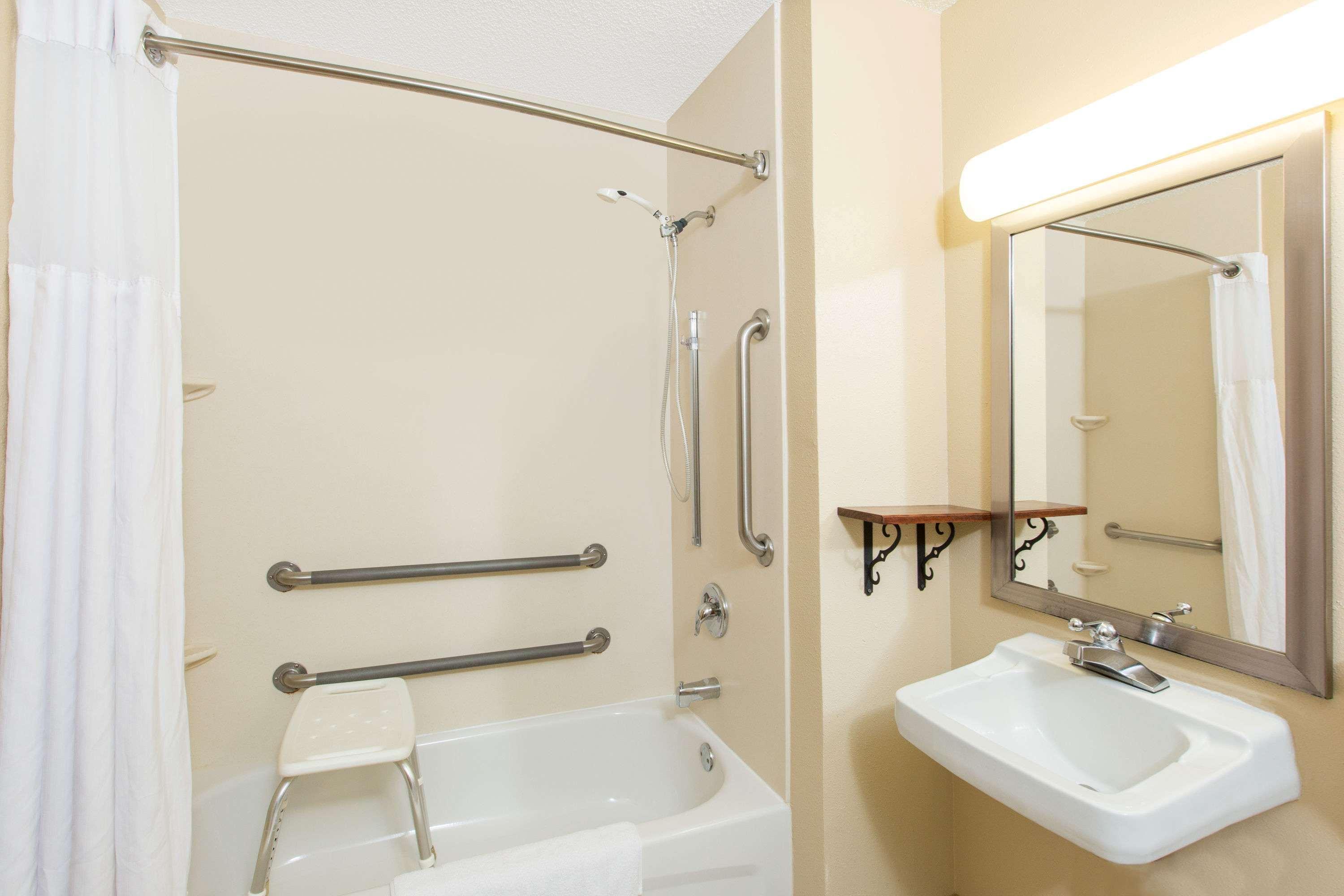 Super 8 By Wyndham Fairmont Hotel Bagian luar foto