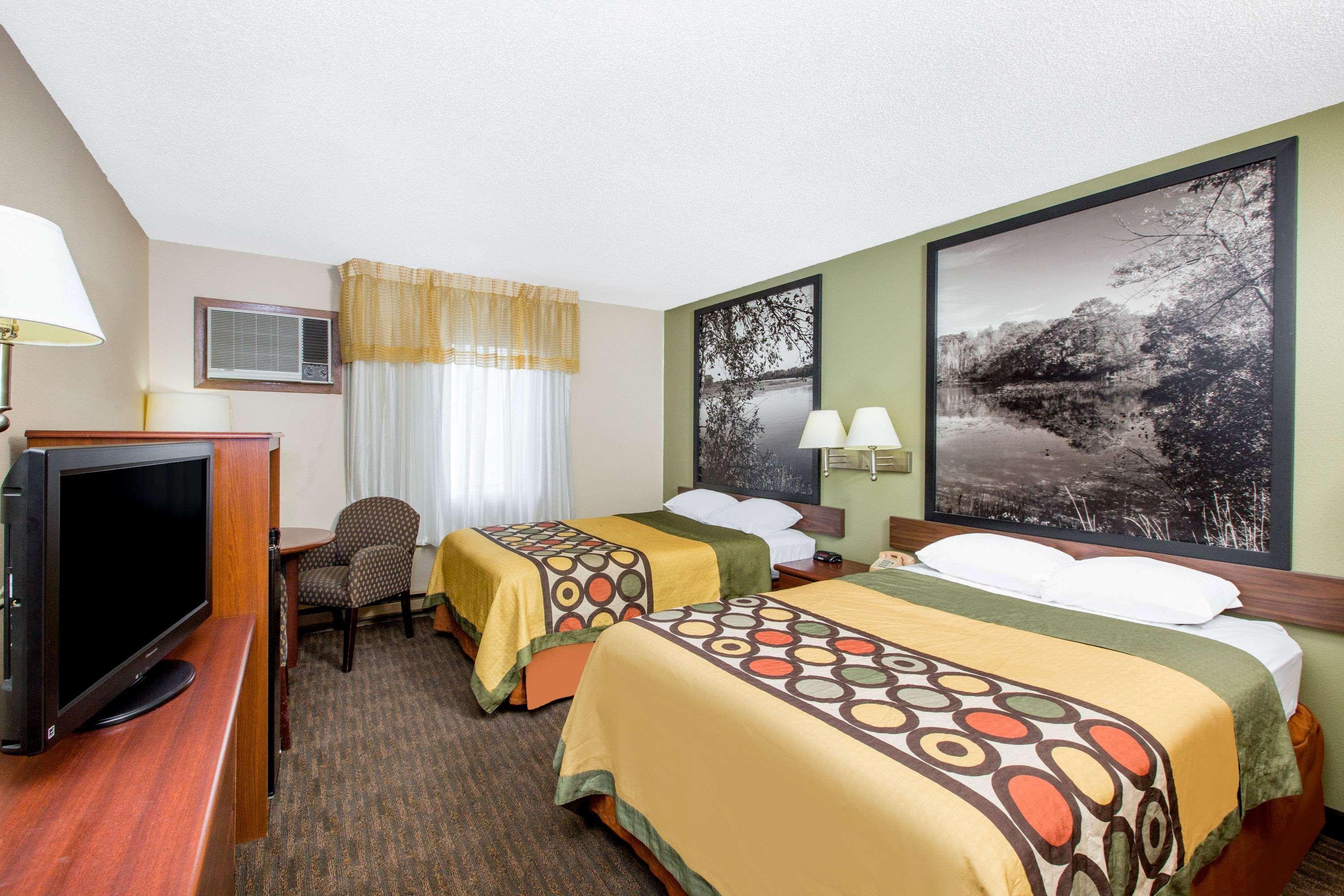 Super 8 By Wyndham Fairmont Hotel Bagian luar foto