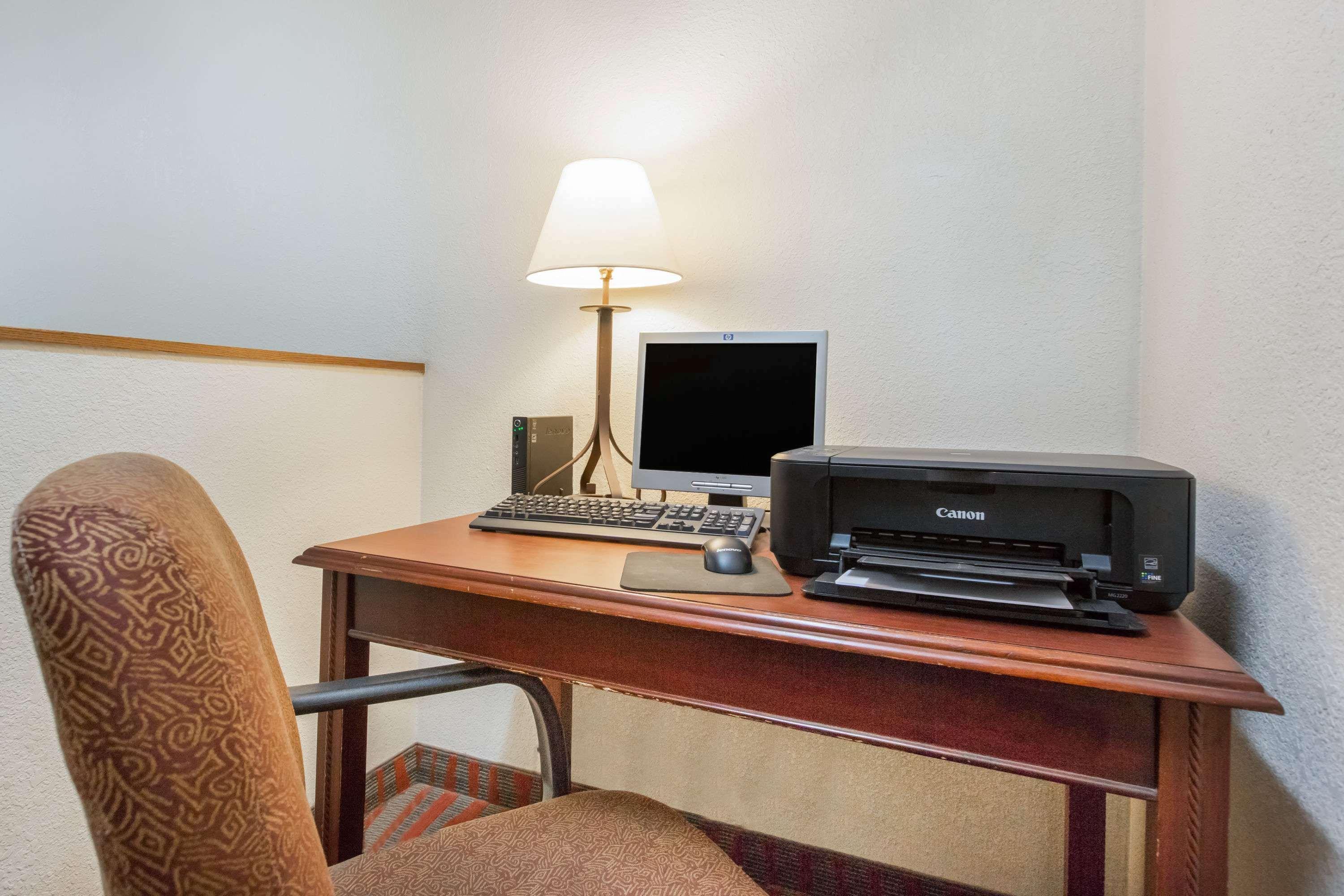 Super 8 By Wyndham Fairmont Hotel Bagian luar foto