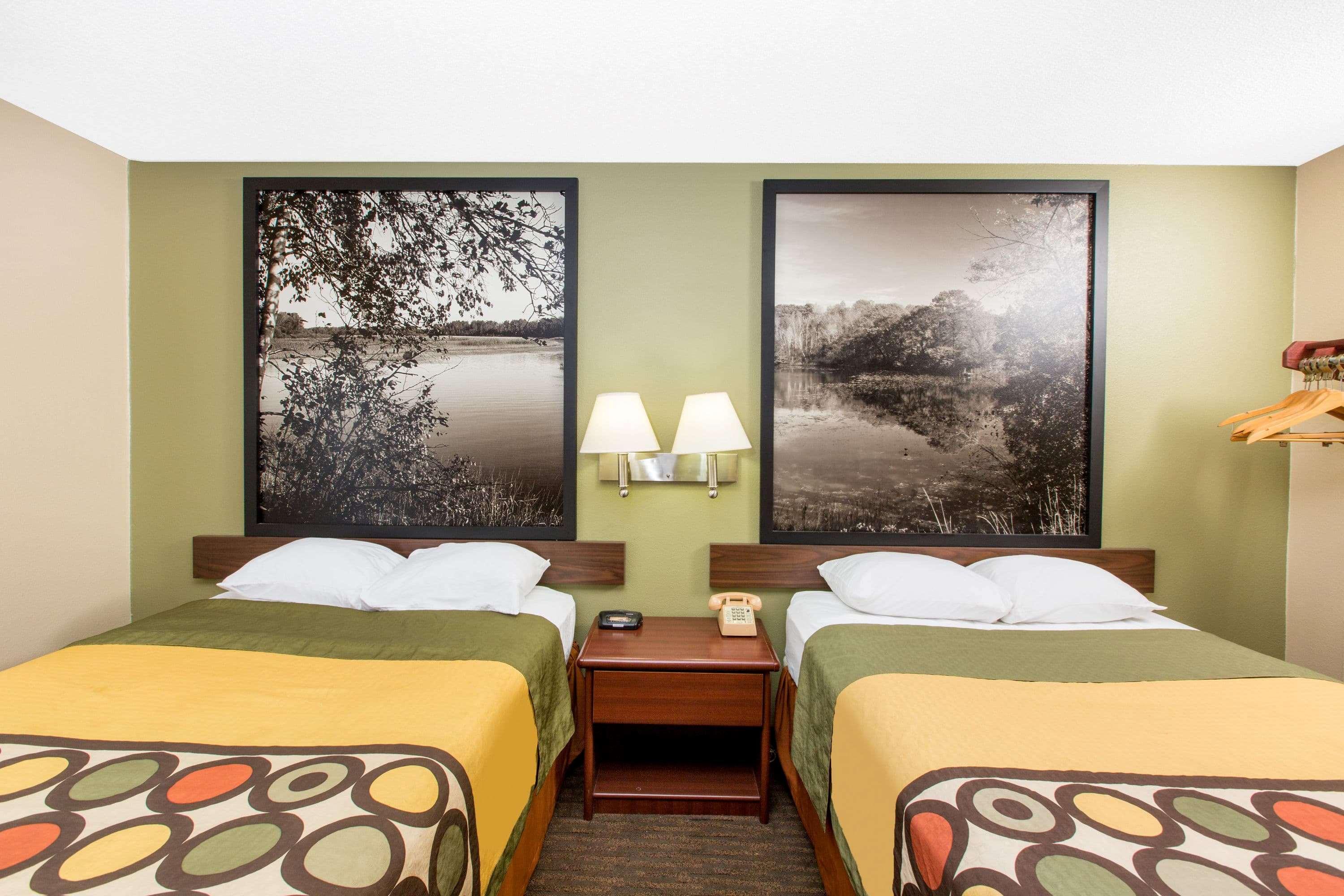 Super 8 By Wyndham Fairmont Hotel Bagian luar foto