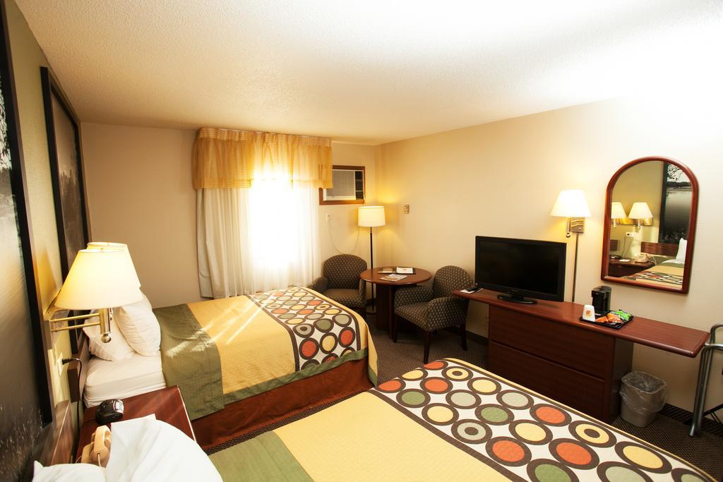 Super 8 By Wyndham Fairmont Hotel Bagian luar foto