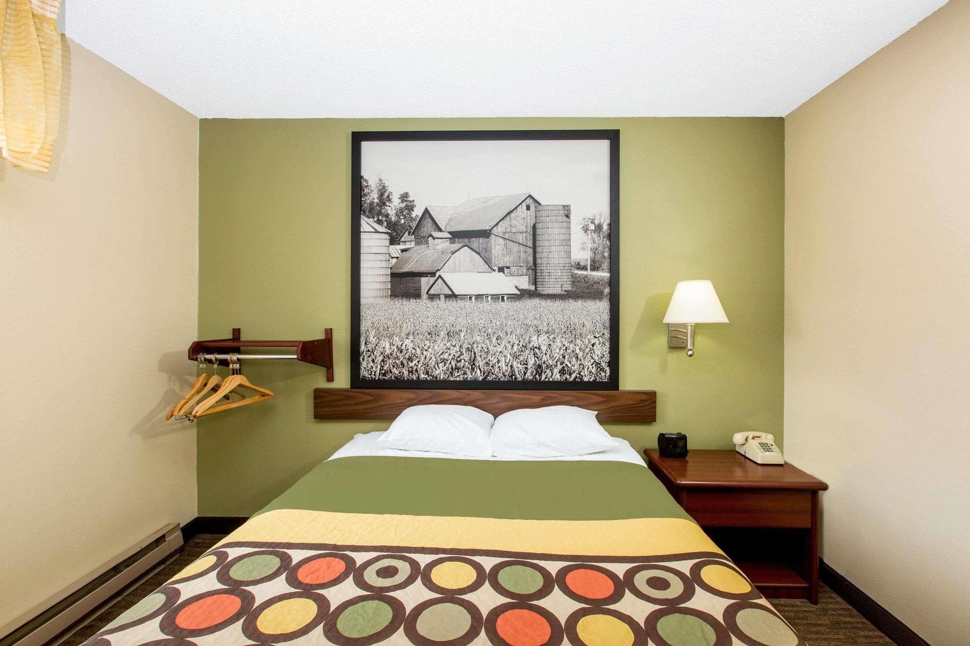 Super 8 By Wyndham Fairmont Hotel Bagian luar foto